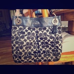 Large Coach over the shoulder hand bag.